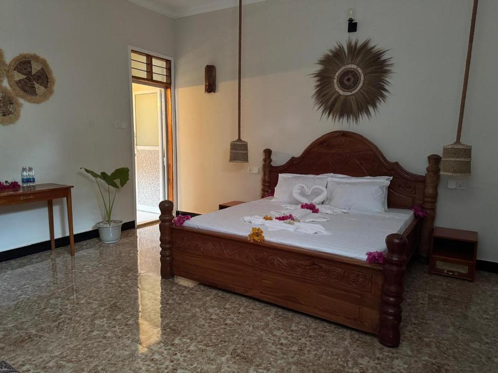 A guest room with a carved bed, mirror and terrazzo floor