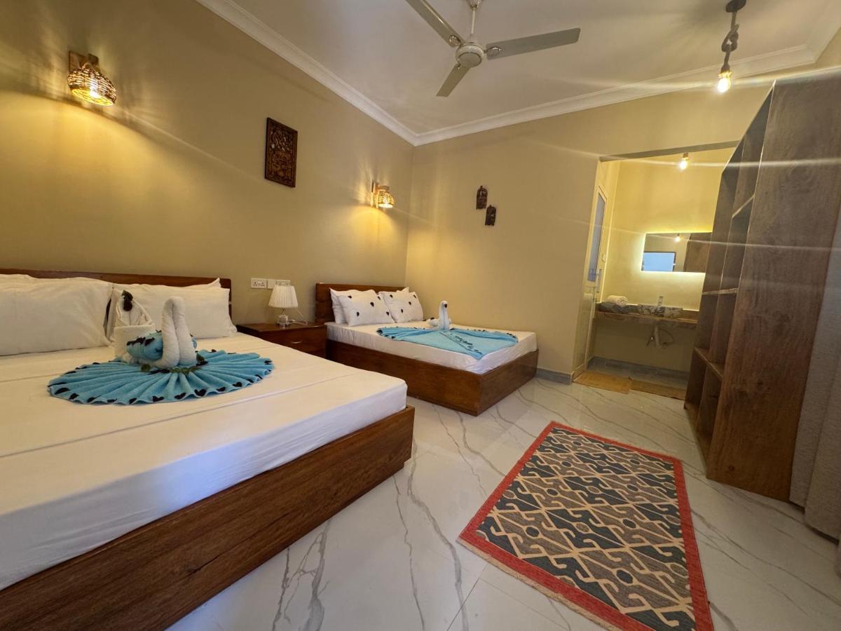 Twin beds with a bedside table between them