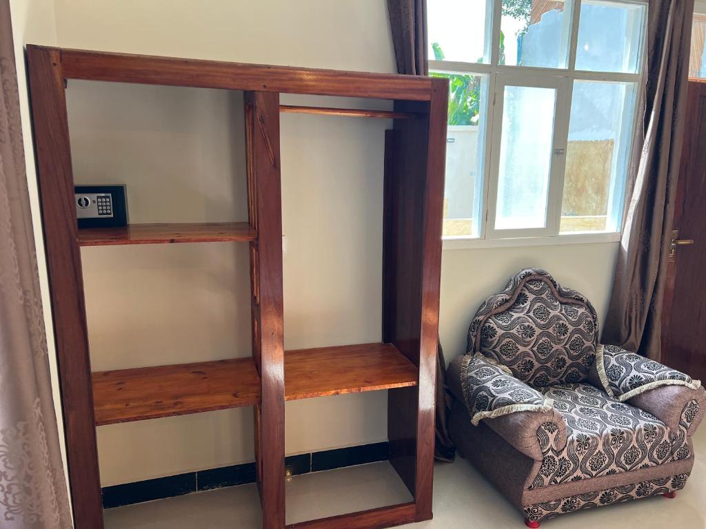 Open shelving and an armchair in a guest room